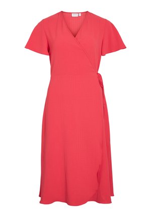 Vestido cruzado color coral rojo con mangas cortas, escote en V y detalle de lazo lateral, con una falda ligeramente acampanada hasta la rodilla.