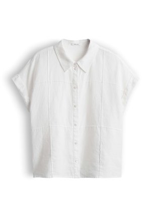 Chemise blanche à manches courtes avec col et détails subtils de coutures, posée à plat sur fond blanc.