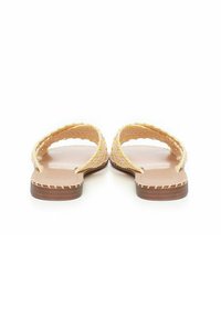 Sandalias con tira trenzada en una combinación de colores amarillos y naturales, suela plana y costuras decorativas a lo largo de los bordes. Diseño minimalista.