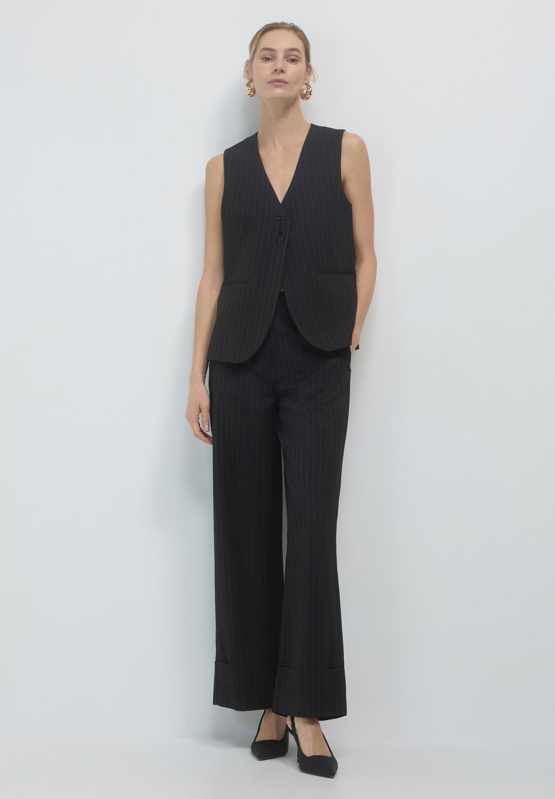 Calliope - GESSATO CON ABBOTTONATURA ALTA - Waistcoat - var ultrablack, Enlarge