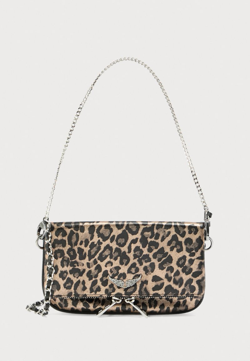 Axelremsväska i läder med leopardmönster, silverkedja som rem och dekorativ metallpåfrestning framtill. Slät textur med djurmönster.