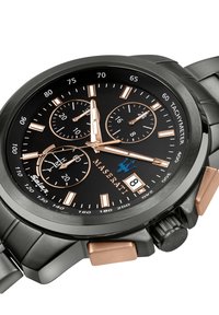 Zwarte chronograaf horloge met zilveren accenten, tachymeter schaal, twee subdialen, datumaanduiding, en een opvallend Maserati-logo.