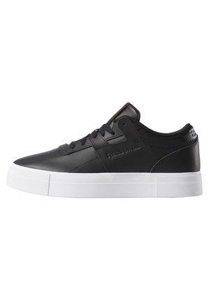 Sneakers in pelle nera con una silhouette bassa, suola in gomma bianca e un marchio discreto sul lato. Presentano una texture liscia e un design con lacci.