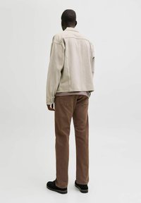 Jack & Jones JJICHRIS JJORIGINAL - Tiesaus kirpimo džinsai - chocolate brown