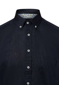 Navyblauwe linnen overhemd met een button-down kraag, witte knopen en een bloemenpatroon aan de binnenkant van de kraag. Bevat een borstzak.