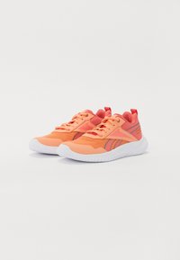 Scarpe da atletica arancioni e rosa con tomaia in rete, suola bianca, lacci e accenti del logo ben in vista, dotate di un design leggero e testurizzato.
