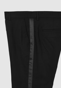 Schwarze Hosen mit glatter Textur, die einen Satinstreifen an der Seite, einen geraden Schnitt und dezente Taschenverzierungen aufweisen.