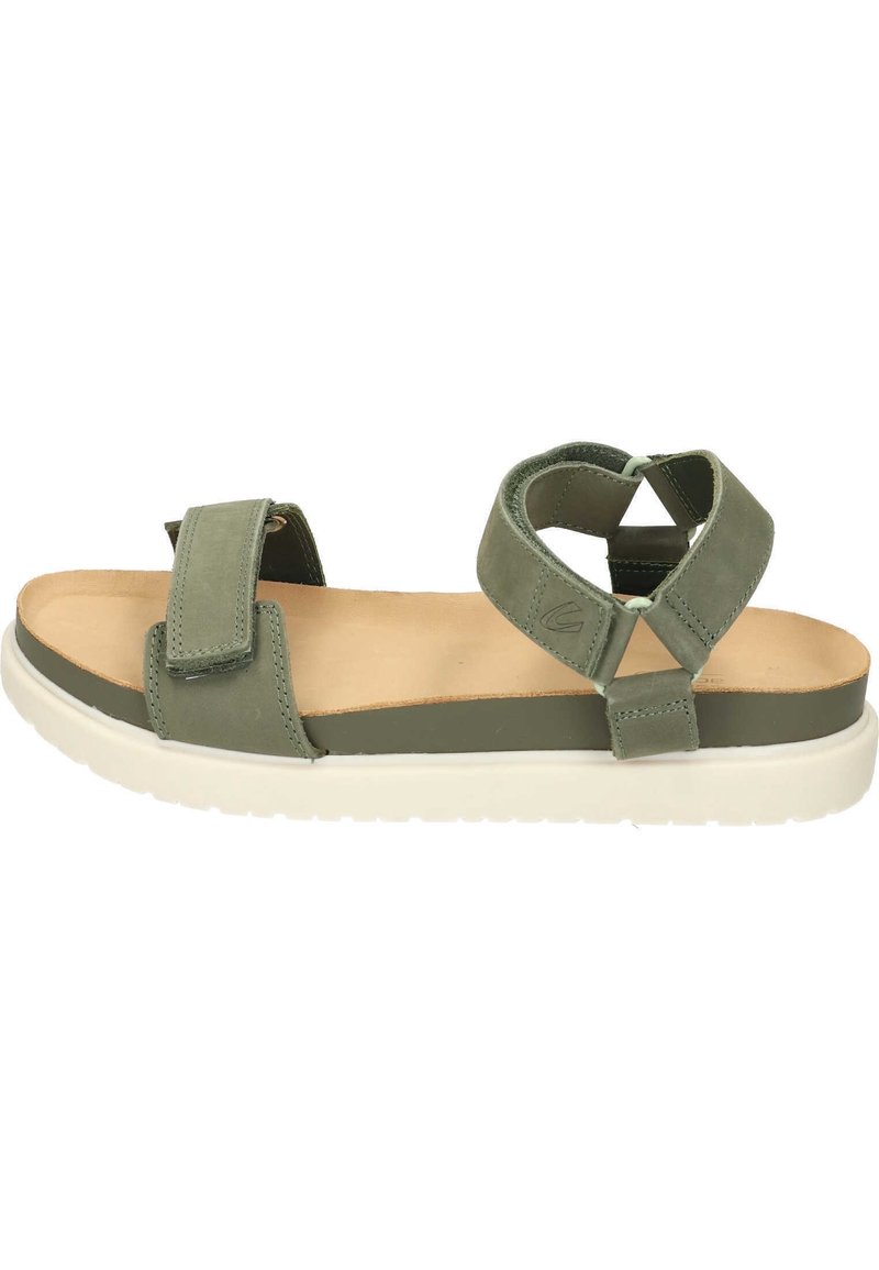 Sandale en cuir vert avec deux sangles réglables, une semelle intérieure rembourrée et une semelle en caoutchouc blanche. Présente un design en forme de cœur sur les sangles.