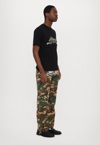 Icecream CAMO RUNNING DOG WOODLAND - T-shirt imprimé - black