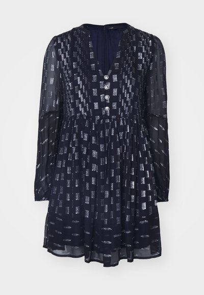 Dunkelblaues Kleid mit langen Ärmeln, V-Ausschnitt, silbernen rechteckigen Mustern und drei dekorativen Knöpfen vorne. Durchsichtiger Stoff. Ausgestellter Rock.