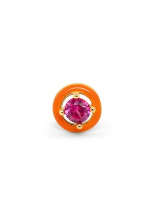 Guld ørestik med en rund pink ædelsten i midten, omgivet af en orange emalje-ring, mod en hvid baggrund.