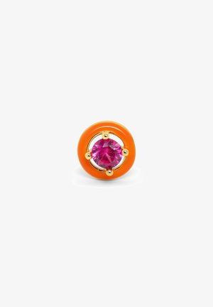 Clou d’oreille en or avec une pierre précieuse rose ronde au centre, entourée d’un anneau en émail orange, sur fond blanc.