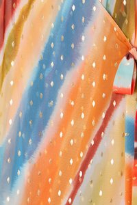 Spalvotas šifono audinys su oranžinės, mėlynos ir rožinės spalvų gradientu, auksinių deimantų raštais ir surišimo detalėmis.