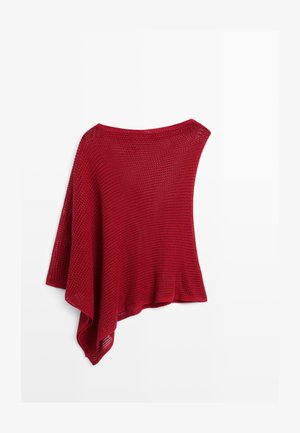 Poncho asymétrique rouge tricoté avec un tissage lâche et un col bateau, tombant plus long d'un côté.