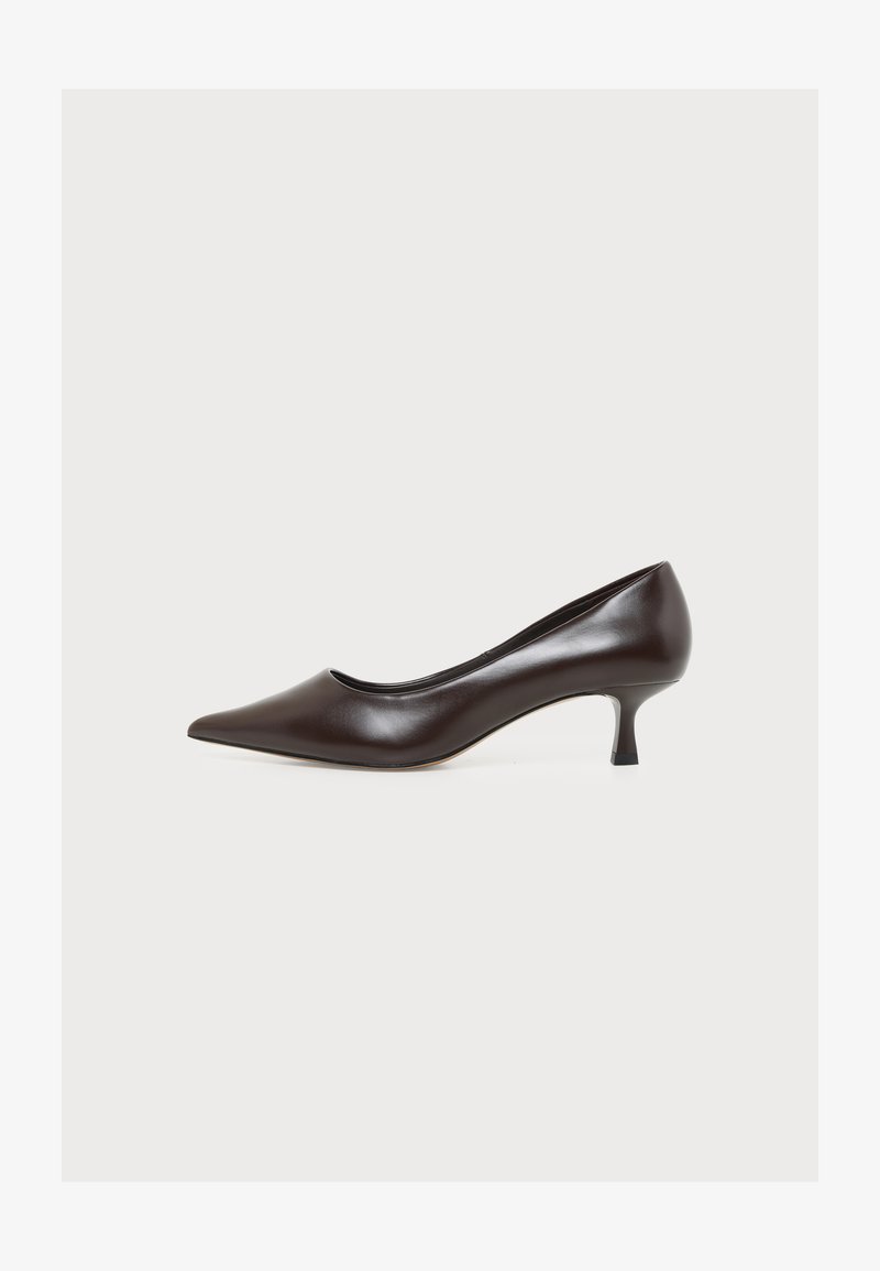 Escarpin à petit talon en cuir brun foncé, à bout pointu et finition lisse, présenté de profil sur fond blanc uni.