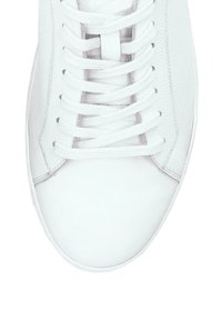 Białe skórzane sneakersy z płaskimi białymi sznurówkami, okrągłym czubkiem i bezszwowym designem cholewki. Widoczna faktura na materiale.