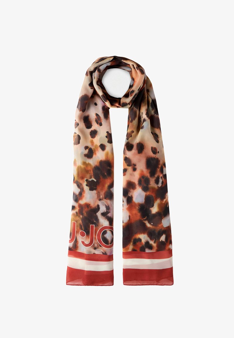 Foulard in seta con stampa leopardata in tonalità calde e texture liscia. Presenta un bordo rosso solido con accenti a righe e un dettaglio del logo.