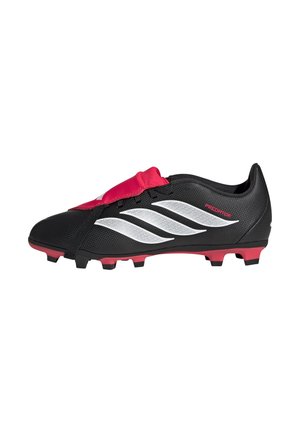 Μαύρο ποδοσφαιρικό παπούτσι Adidas Predator με λευκές ρίγες, κόκκινο κάλυμμα γλώσσας και κόκκινες τάπες στη σόλα.