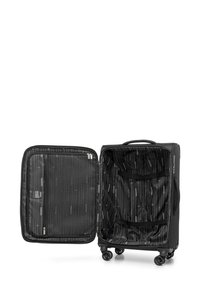 Zwarte koffer met hard shell en wielen. De binnenkant heeft een zwart-wit gestreepte voering, een ritsvak en verstelbare riemen.