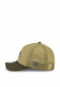 Braune Baseballmütze mit Netzrücken, gewölbtem Schirm, gesticktem Logo in Dunkelgrün und Gelb sowie einem schwarzen Markenetikett an der Seite.