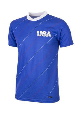 Blauw sportshirt met korte mouwen, witte en rode diagonale strepen, witte kraag, tekst "USA" op de borst en een "COPA" label onderaan.