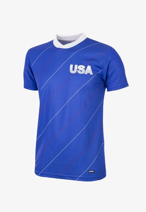 Blauw sportshirt met korte mouwen, witte en rode diagonale strepen, witte kraag, tekst "USA" op de borst en een "COPA" label onderaan.