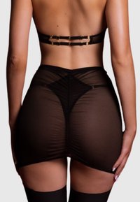 Czarny, przezroczysty bodysuit z siateczki z geometrycznym wzorem, regulowanymi ramiączkami ze złotymi elementami oraz dopasowaną sylwetką.