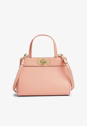Petit sac à main en cuir rose poudré avec un fermoir rectangulaire doré à tournant, de petites poignées et une bandoulière amovible.