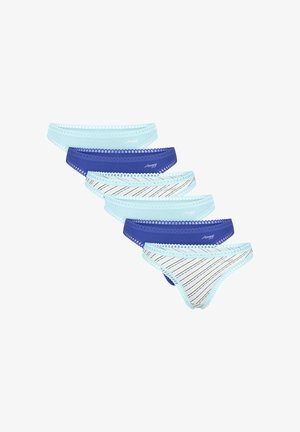 Fem par dameunderbukser i lyseblå og mørkeblå, med blonderkanter og et stribet design på et par. Bomuldsmateriale.