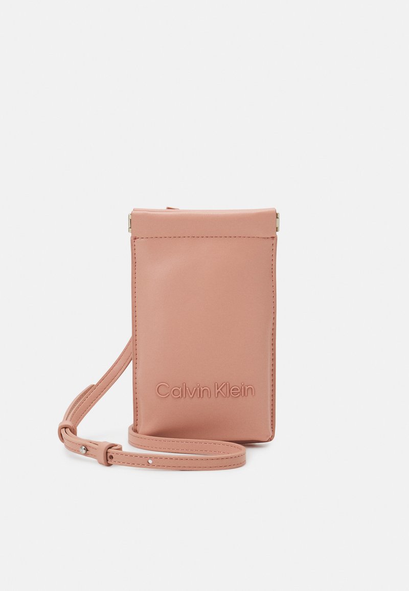 Calvin Klein SET PHONE CROSSBODY Across body bag café au lait/pink Zalando