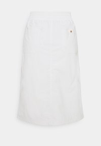 Falda midi blanca de algodón con cintura elástica, con dos bolsillos parche en la parte posterior y un único botón decorativo.