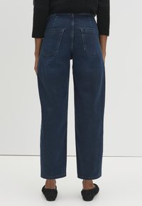 Jeans in denim a vita alta e gamba larga di colore blu scuro, con due tasche posteriori. Il tessuto ha una texture liscia e una silhouette pulita e dritta.