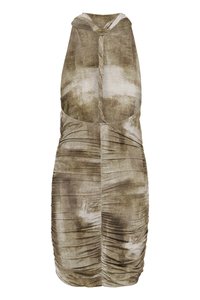 Robe à col halter en brun et crème avec un tissu texturé et froissé, mettant en avant un froncé sur les côtés et un détail découpé dans le dos.
