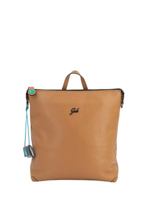 Zaino in pelle marrone chiaro con manico superiore, cerniera nera e piccola etichetta con accento turchese appesa sul lato sinistro.