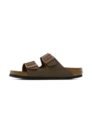 Sandalo Birkenstock marrone con due cinturini, fibbie regolabili in rame e plantare in sughero su suola nera.