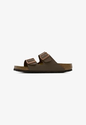 Sandalo Birkenstock marrone con due cinturini, fibbie regolabili in rame e plantare in sughero su suola nera.