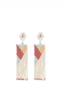 Pendientes de cuentas con patrones geométricos en colores pastel, que presentan flecos crema y detalles florales blancos en la parte superior.
