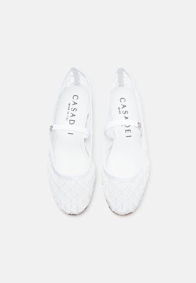 Ballerines blanches avec une tige en maille présentant un motif en losanges, une sangle élastique et une doublure intérieure lisse. Conçues pour un usage décontracté.