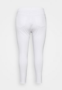 Leggings de mezclilla blanca con un ajuste ceñido, que presentan una textura suave, diseño de cinco bolsillos y detalles cosidos en los bolsillos traseros.