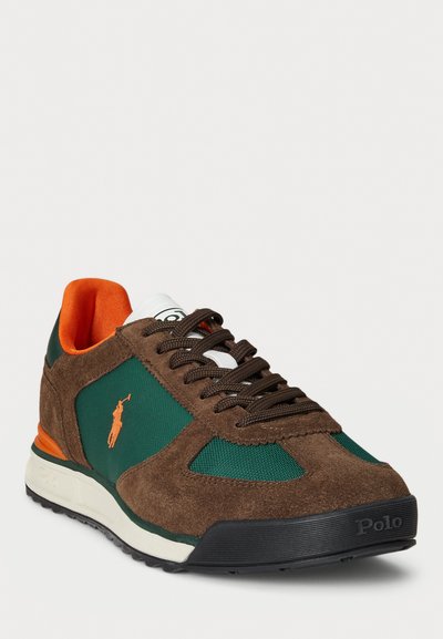 Ruskea nubukki ja vihreä verkkomateriaali sneaker oransseilla yksityiskohdilla, pyöreä kärki, nauhalla suljettava malli ja musta kumipohja. Polo-logo sivulla.
