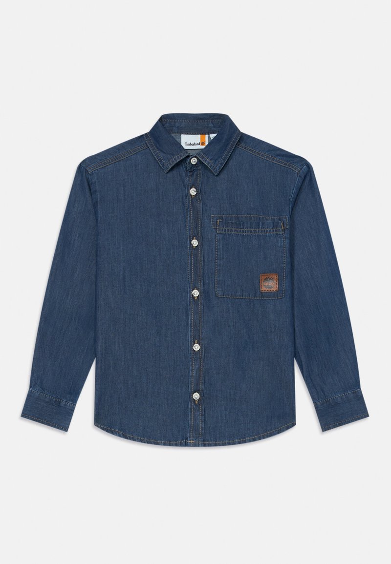 Langermet denimskjorte i mørkeblått med spiss krage, frontknapper, enkelt brystlomme og en brun logopatch.