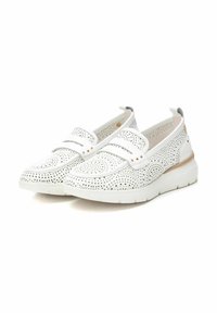 Scarpe slip-on bianche perforate con superficie texturizzata, design a doppia fascia e suola bianca spessa. Accenti beige sottili sui lati.