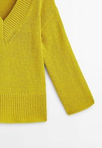 Pull jaune en tricot avec col en V, manches longues, et bordures côtelées au bas et aux poignets, présenté sur un fond blanc.