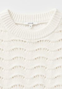 Witte gebreide trui met golfpatroon, geribde ronde hals en een maat 36 OPUS merkje.