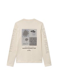 Kreemi pitkähihaisessa paidassa on neljä mustaa ja harmaata kuvaa, joissa lukee "Washington Market Park" ja "Tribeca."