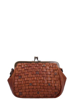 Bolso de cuero marrón con textura trenzada, cierre de metal y tachuelas decorativas. Forma redondeada y bordes suaves.
