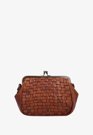 Brūna ādas rokassoma ar auduma tekstūru, metāla sprādzi un dekoratīviem kniedēm. Apaļa forma un mīkstas malas.