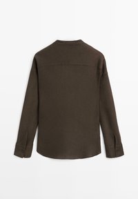 Chemise à manches longues vert olive foncé avec poignets boutonnés, vue de dos sur un fond blanc.