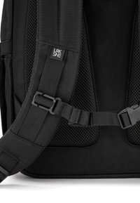 Zaino nero realizzato in tessuto nylon strutturato, con imbottitura in rete sulle cinghie, fibbie regolabili e un'etichetta logo discreta.