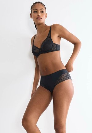 Czarny komplet bielizny z koronkowym biustonoszem z miseczkami w formie i dopasowanymi majtkami z wysokim stanem, oba zdobione misternymi kwiatowymi wzorami.